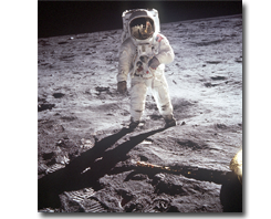 Neil Armstrong  o primeiro homem a pisar na Lua.